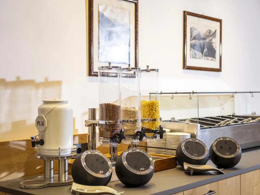 Distributori di cereali e contenitore di latte in una cucina moderna