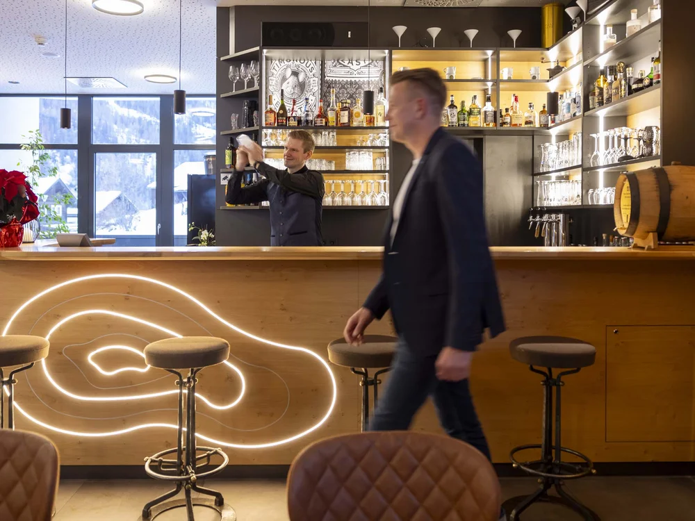 Bar moderno con bartender che prepara un cocktail