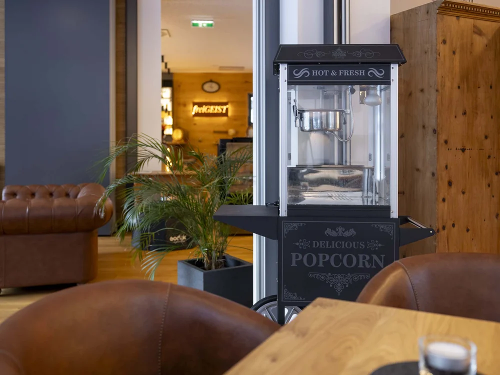 Macchina per popcorn vintage in un ambiente con poltrone di pelle