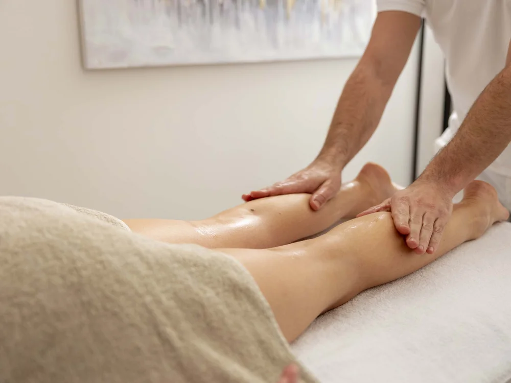 Massaggio alle gambe in un ambiente rilassante