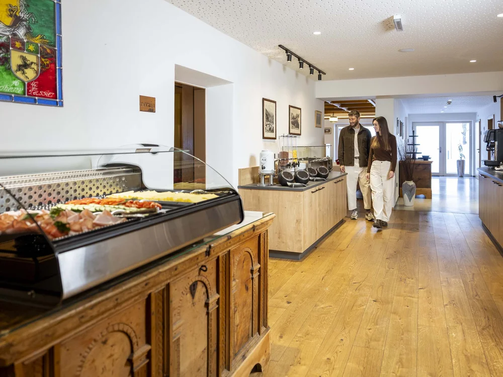 Coppia che cammina in un corridoio con buffet a buffet